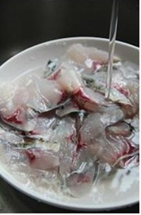 剁椒紫苏汆鱼片的简单做法