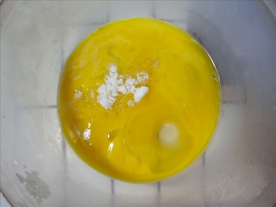 蛋黄中放入三分之一的白糖和油 用搅拌机打匀,油分三次放,打到蛋黄发