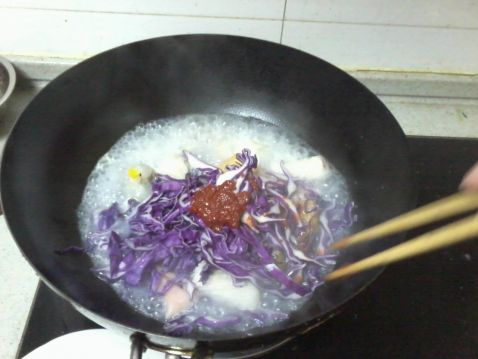 紫甘蓝戏鱼丸的简单做法